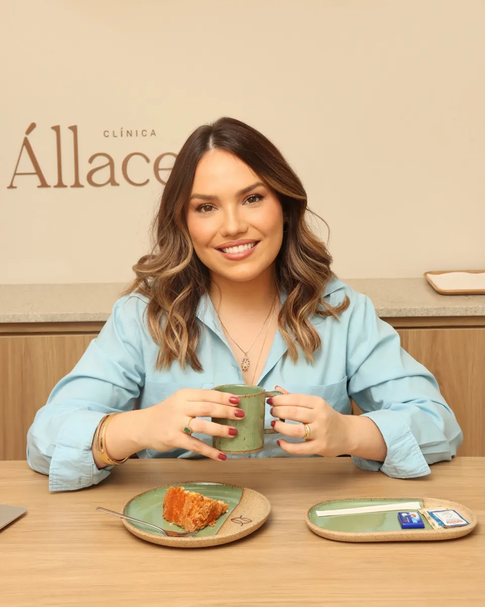 Dra. Andrêsa Lima com café e bolo na Clínica Állace
